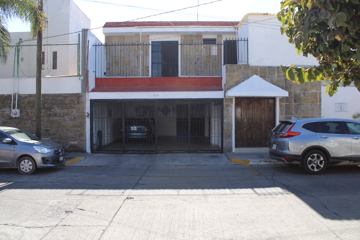 AMPLIA CASA A LA VENTA EN LA CALMA ZAPOPAN