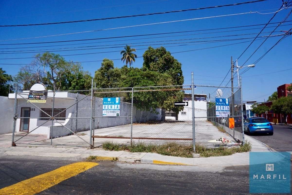 Amplio Terreno Comercial En Esquina en el Centro de Colima con Bodega