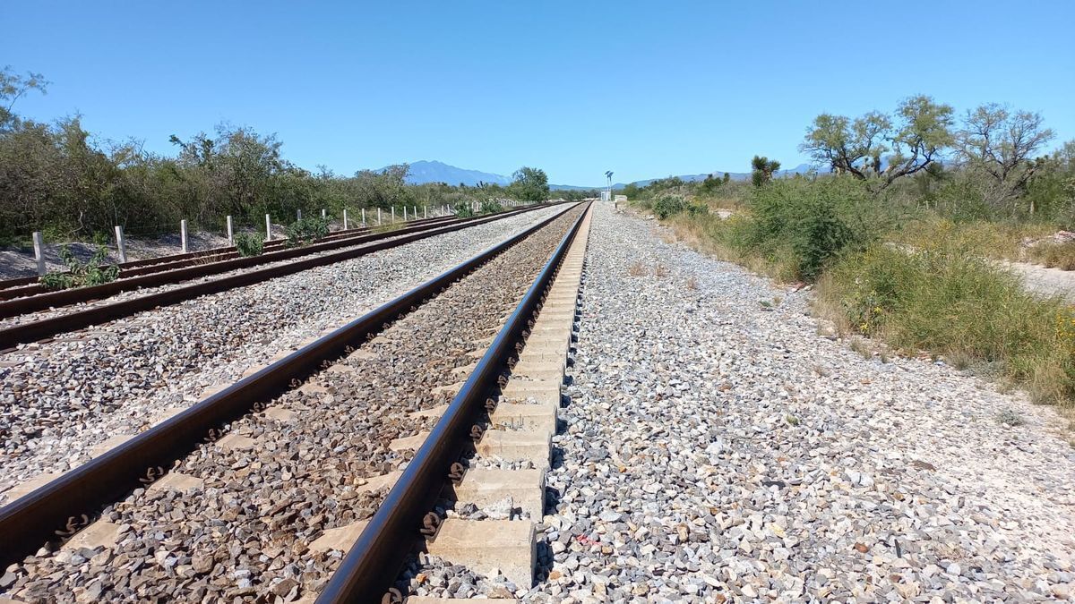 AMPLIO TERRENO CON VIAS DE TREN A 20 MTS