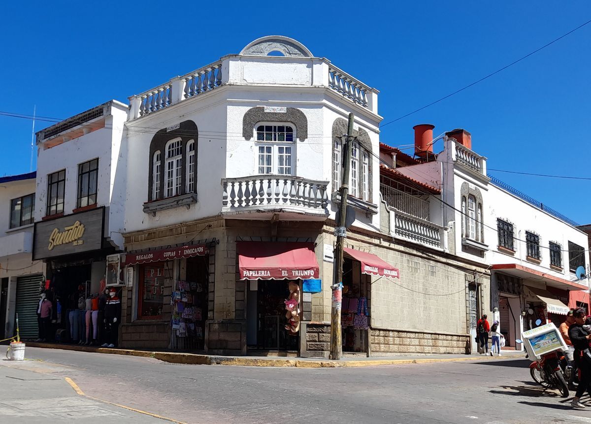 ATENCIÓN INVERSIONISTAS GRAN CASA CON AMPLIO POTENCIAL EN VILLA GUERRERO FRENTE