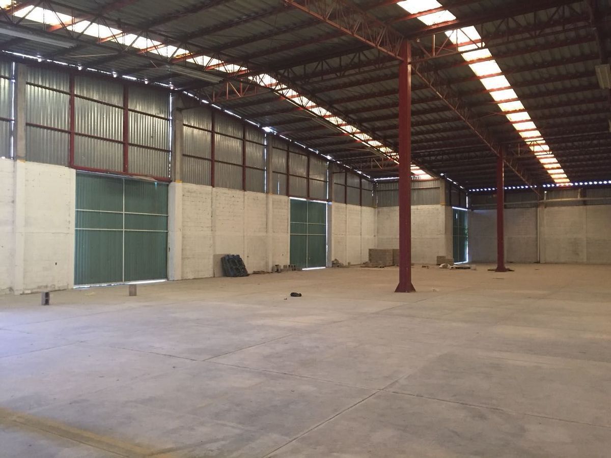 BODEGA EN RENTA 500m2