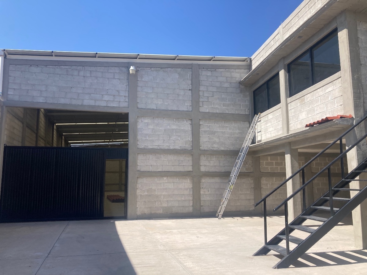 Bodega en renta con instalaciones industriales en San José El Alto, Querétaro.