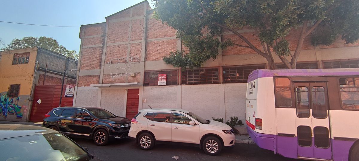 Bodega en zona poniente-sur con 2 pisos, montacargas y área de oficinas