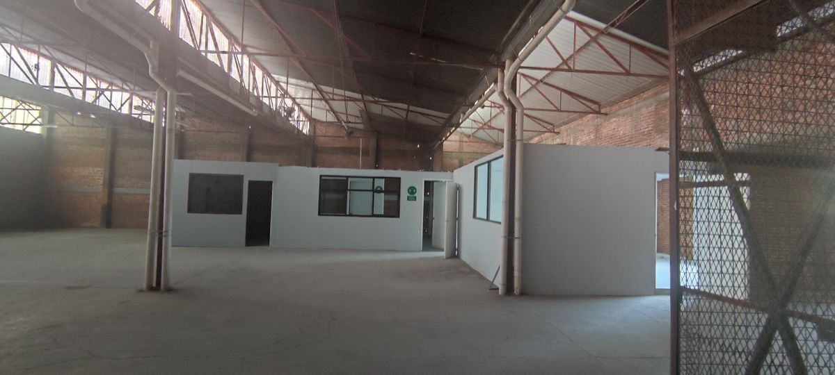 bodega-en-zona-ponientesur-con-2-pisos-montacargas-y-rea-de-oficinas11-35968