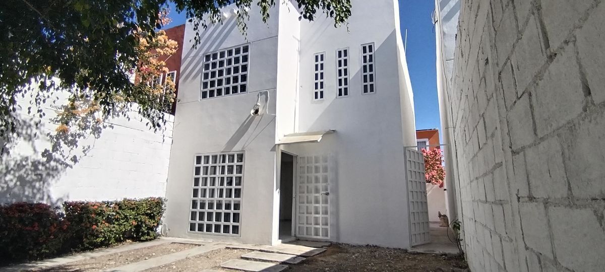 Bonita Casa en venta en Fraccionamiento privado al poniente  de la ciudad.