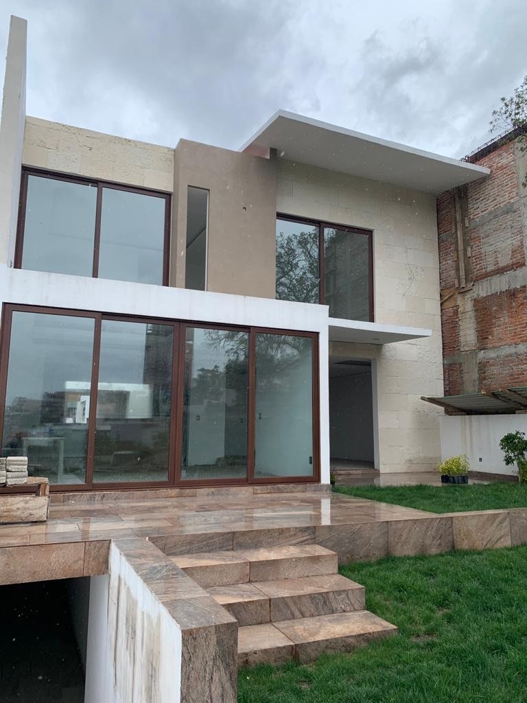 casa--venta-y-renta-en-bosque-real-de-530mtsc-y-410mtst-da-al-campo-de-3-rec17-21039