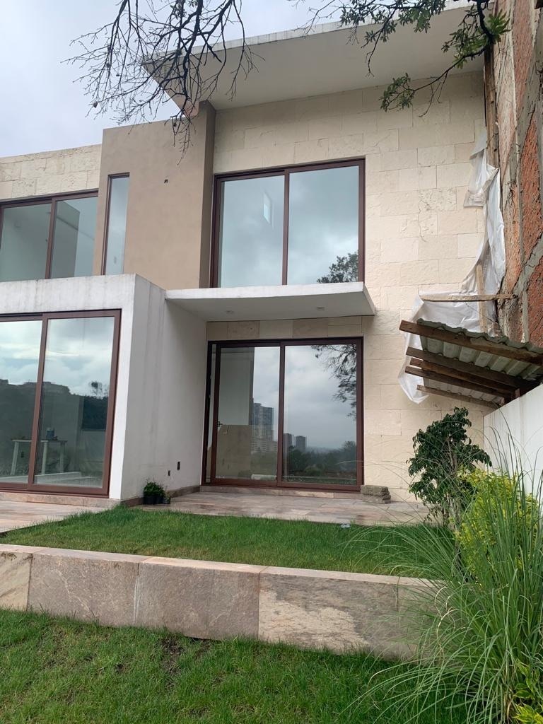 casa--venta-y-renta-en-bosque-real-de-530mtsc-y-410mtst-da-al-campo-de-3-rec18-21039