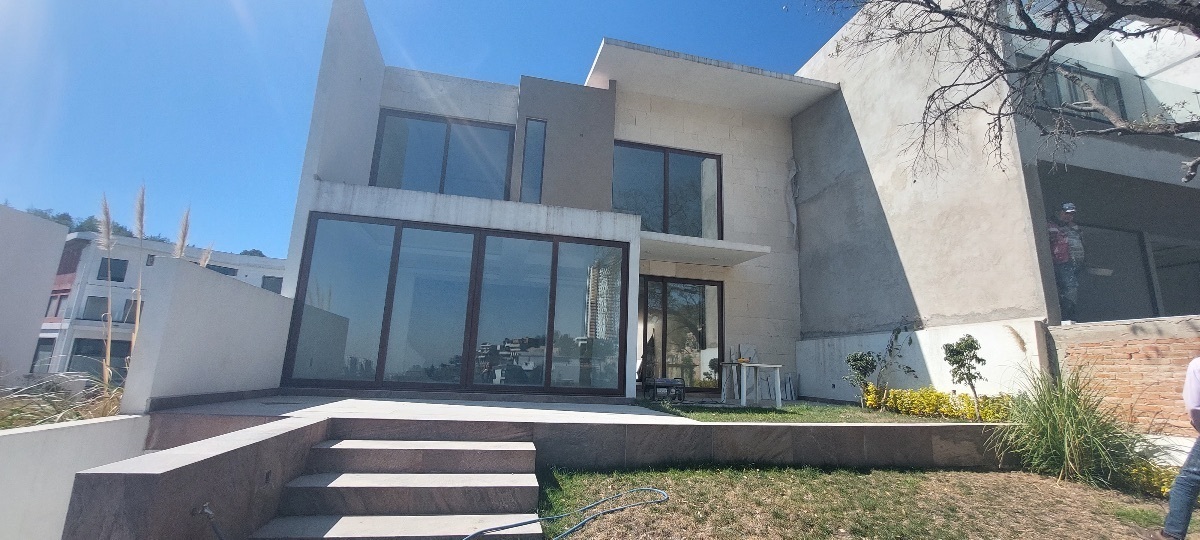 casa--venta-y-renta-en-bosque-real-de-530mtsc-y-410mtst-da-al-campo-de-3-rec20-21039