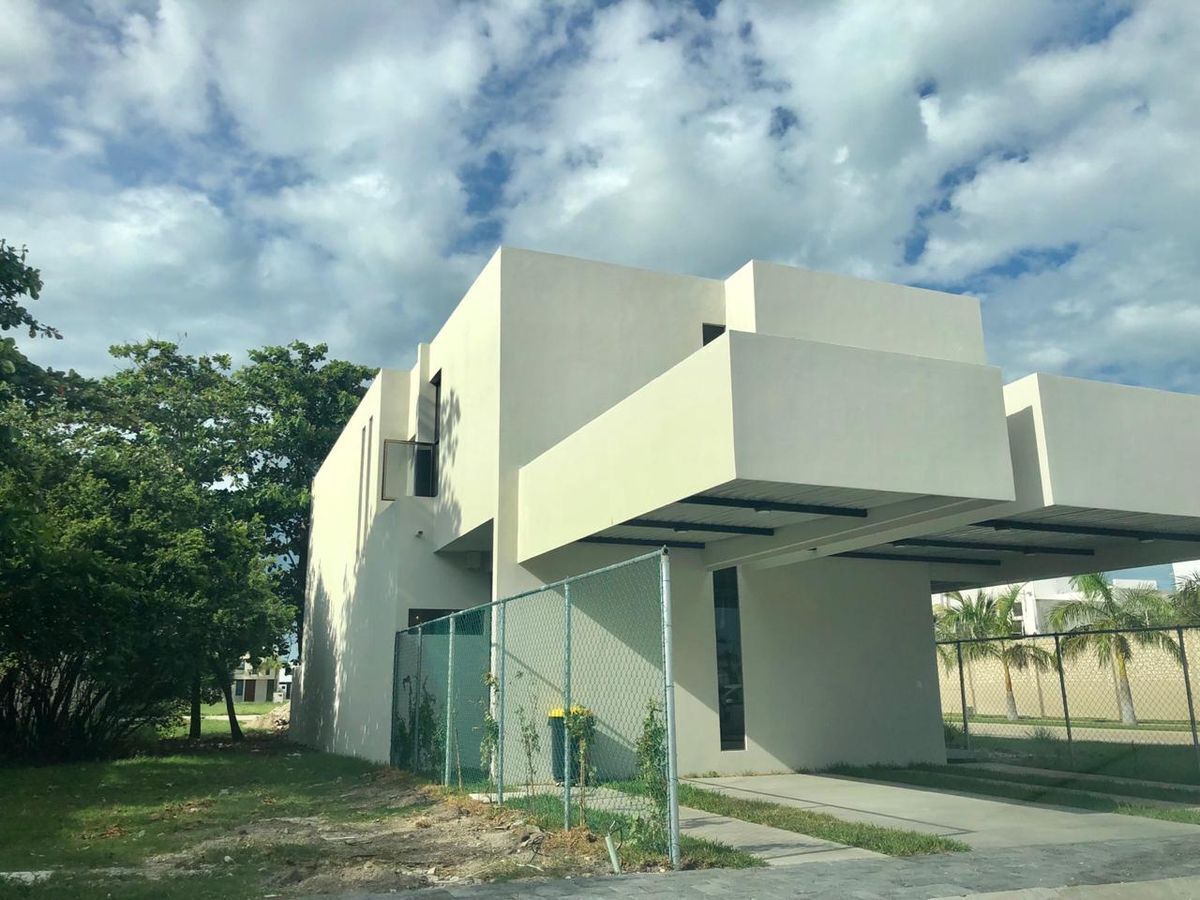 CASA AMUEBLADA/SIN MUEBLES EN RENTA EN CCC PLAYA PALMAS EN CD. DEL CARMEN, CAMPE