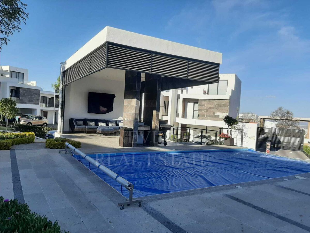 Casa con 4 rec. una en planta baja y sala de doble altura, Cond. Ailé Zibatá