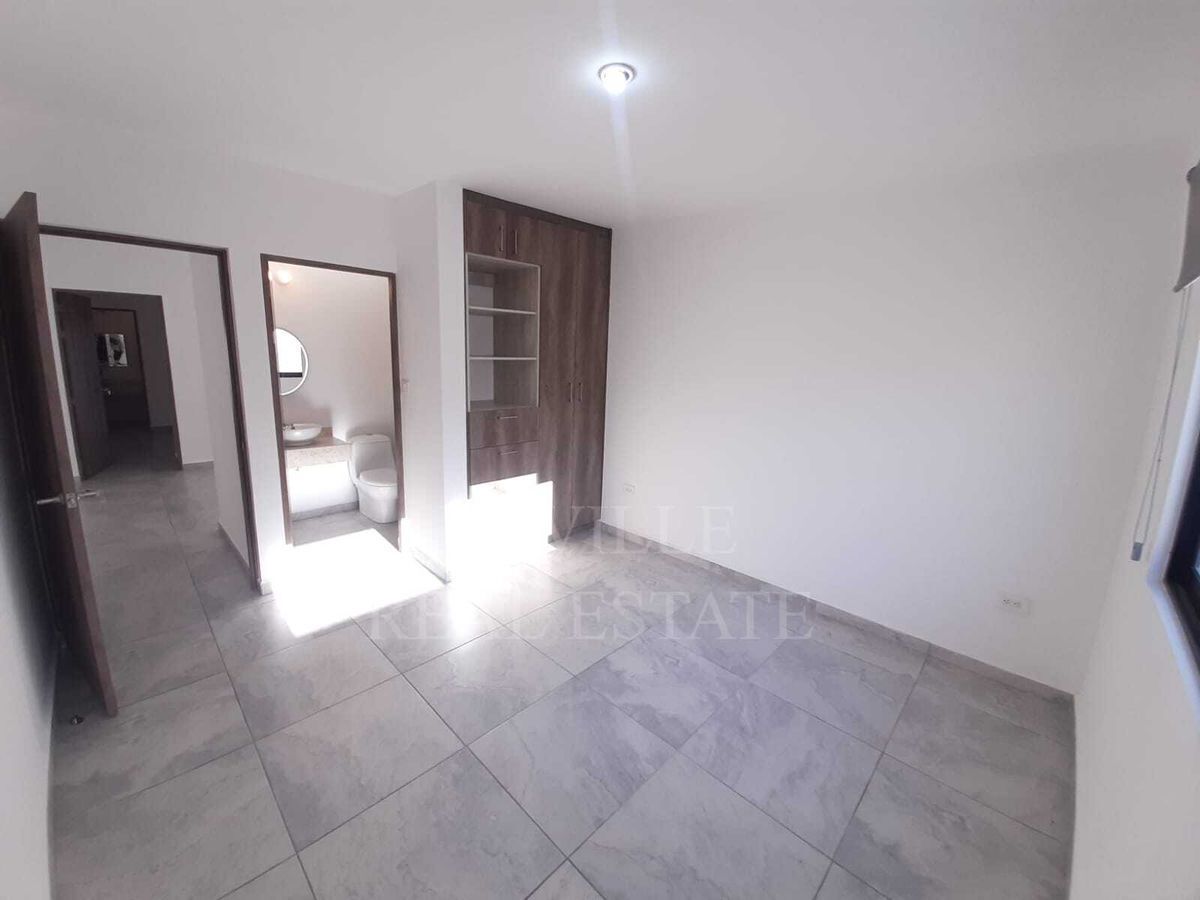 casa-con-4-rec-una-en-planta-baja-y-sala-de-doble-altura-cond-ail-zibat12-26023