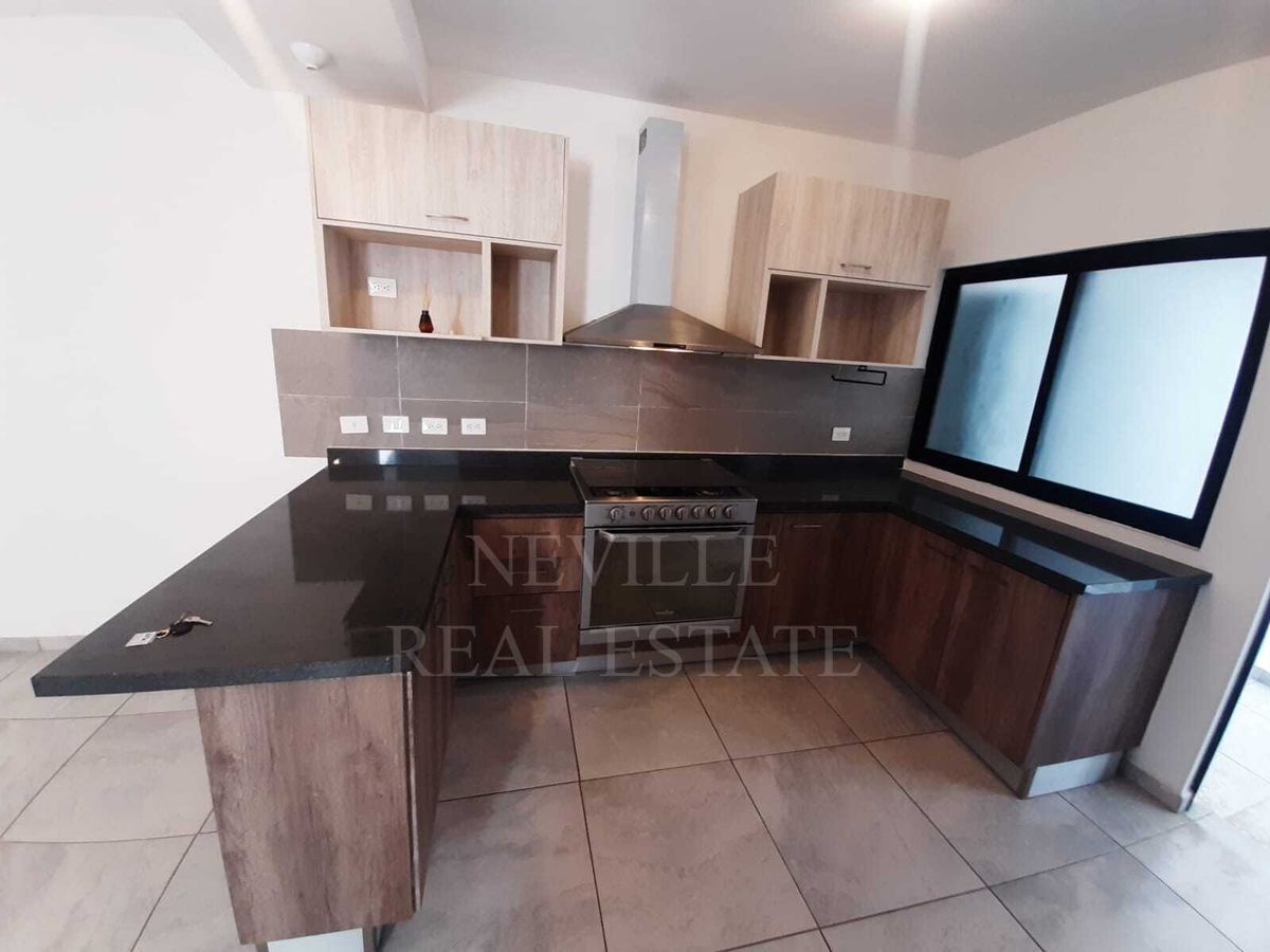 casa-con-4-rec-una-en-planta-baja-y-sala-de-doble-altura-cond-ail-zibat18-26023