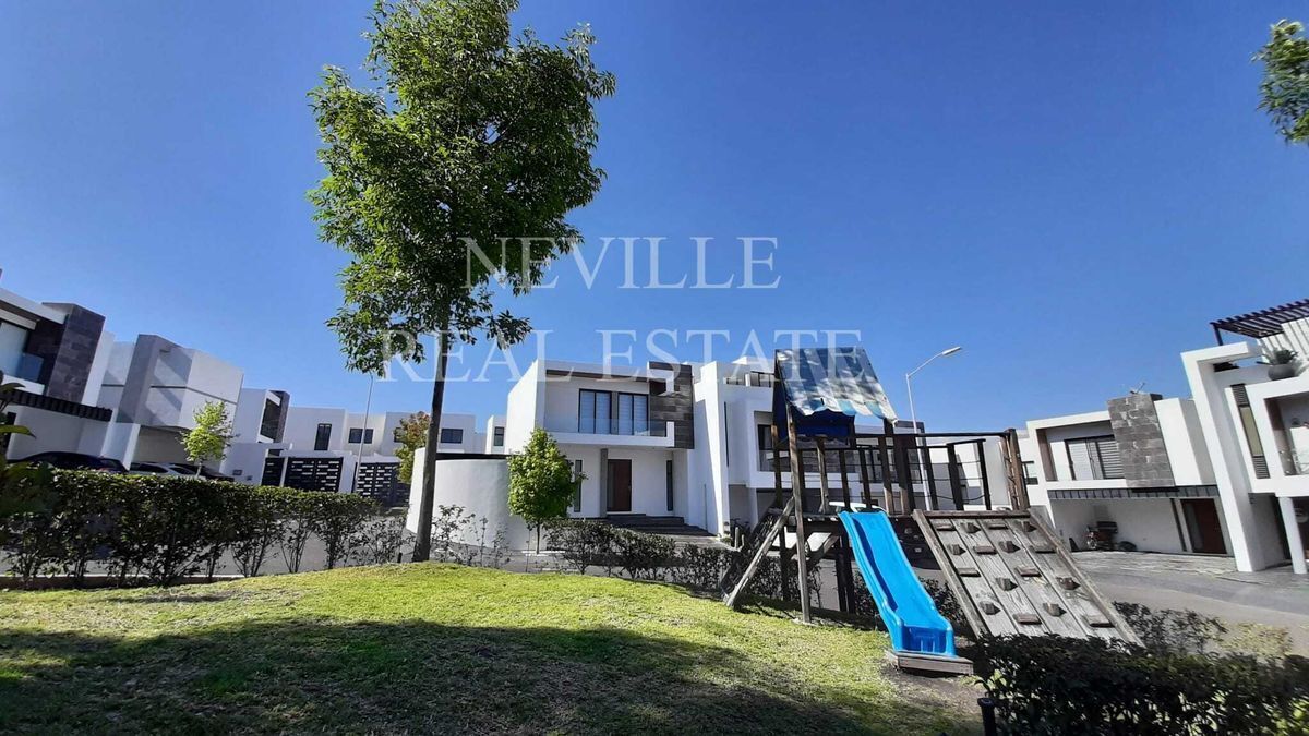 casa-con-4-rec-una-en-planta-baja-y-sala-de-doble-altura-cond-ail-zibat24-26023