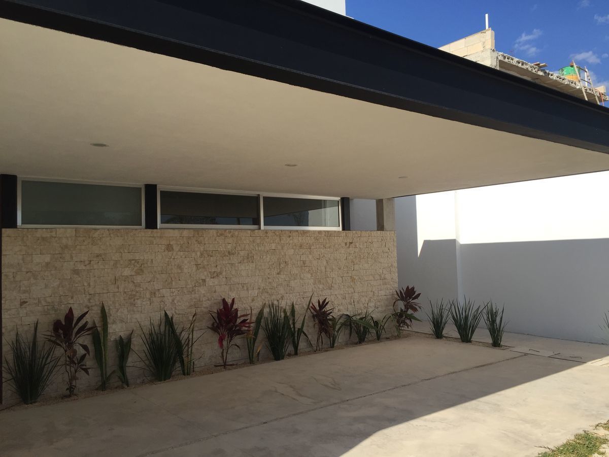 Casa con Alberca en Venta dentro de privada Xcanatún Zona Norte Merida