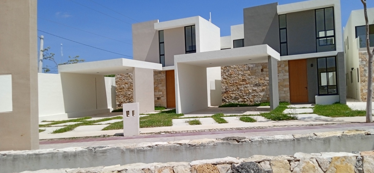 Casa con Alberca en Venta dentro privada Bellavista Dzityá