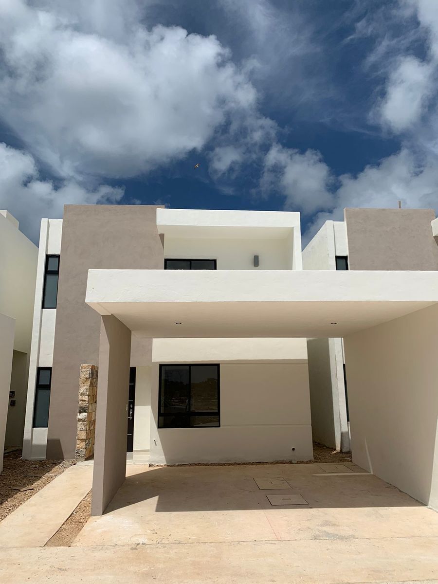 Casa con Alberca en Venta dentro privada Tixcacal (Poniente de Merida)