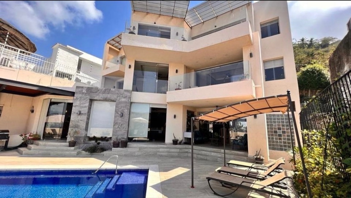 Casa con alberca y vista a la bahía en venta!!