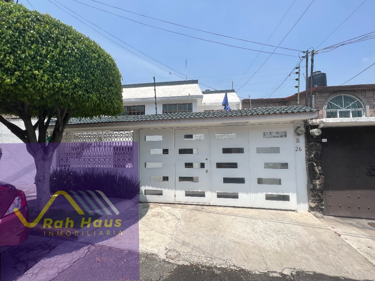 Casa con muy buenos espacios y calle cerrada con seguridad en Viveros de La Loma