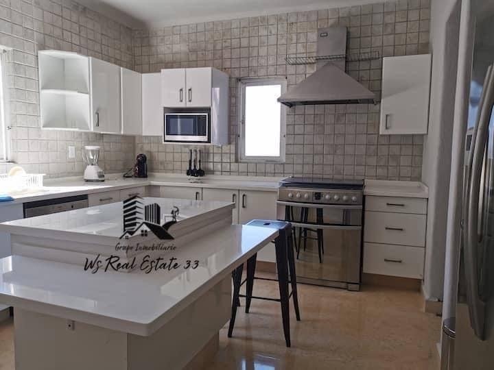 casa-con-vista-a-la-baha-y-jardn-en-venta4-30113