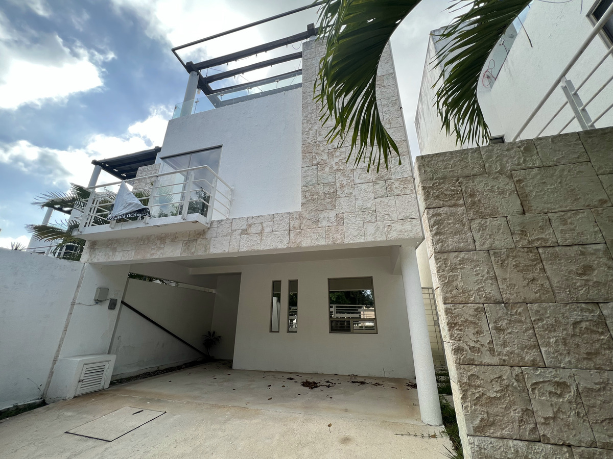 Casa de 3 recámaras con rooftop en venta en Playa del Carmen, Frac. Bali