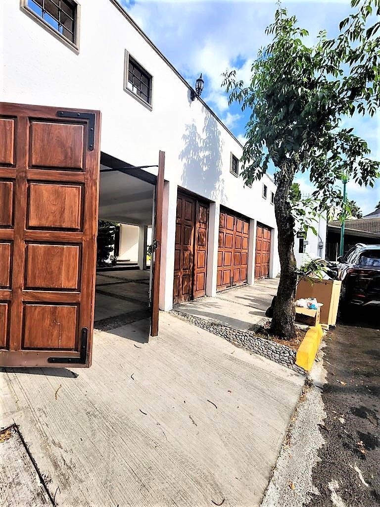 Casa en calle cerrada con vigilancia, pisos de madera