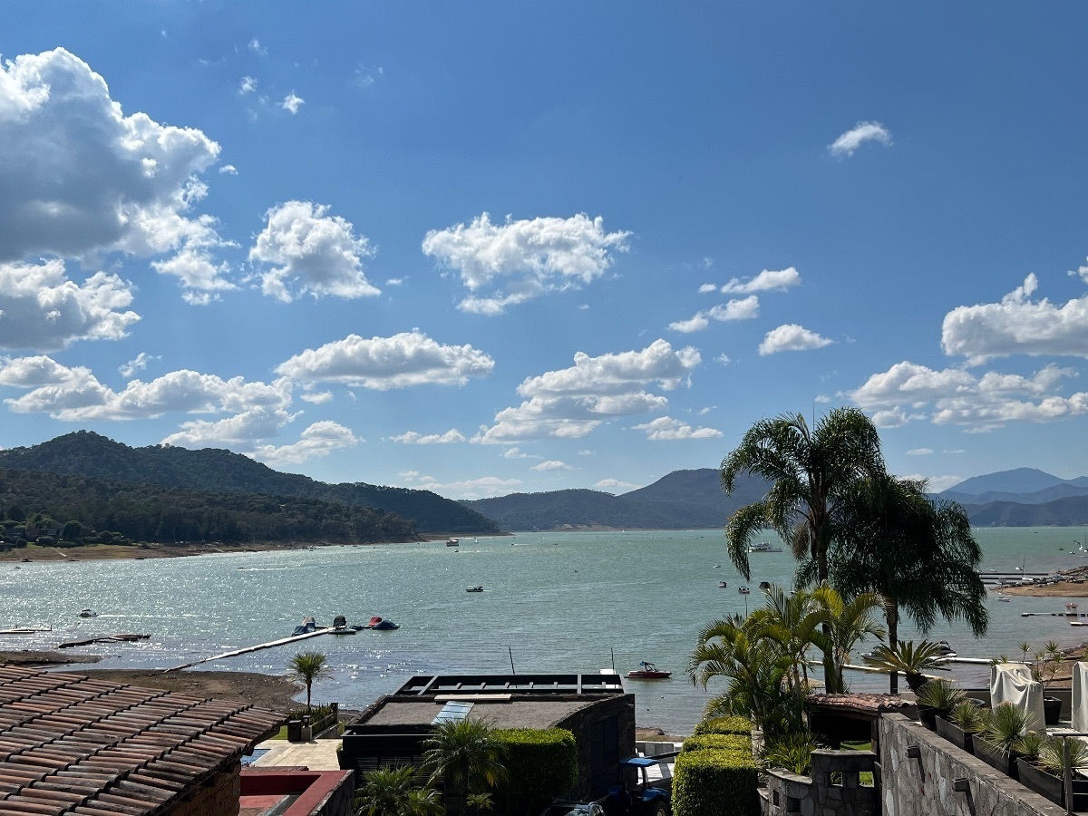 Casa en condominio en Valle de Bravo con acceso al lago y muelle