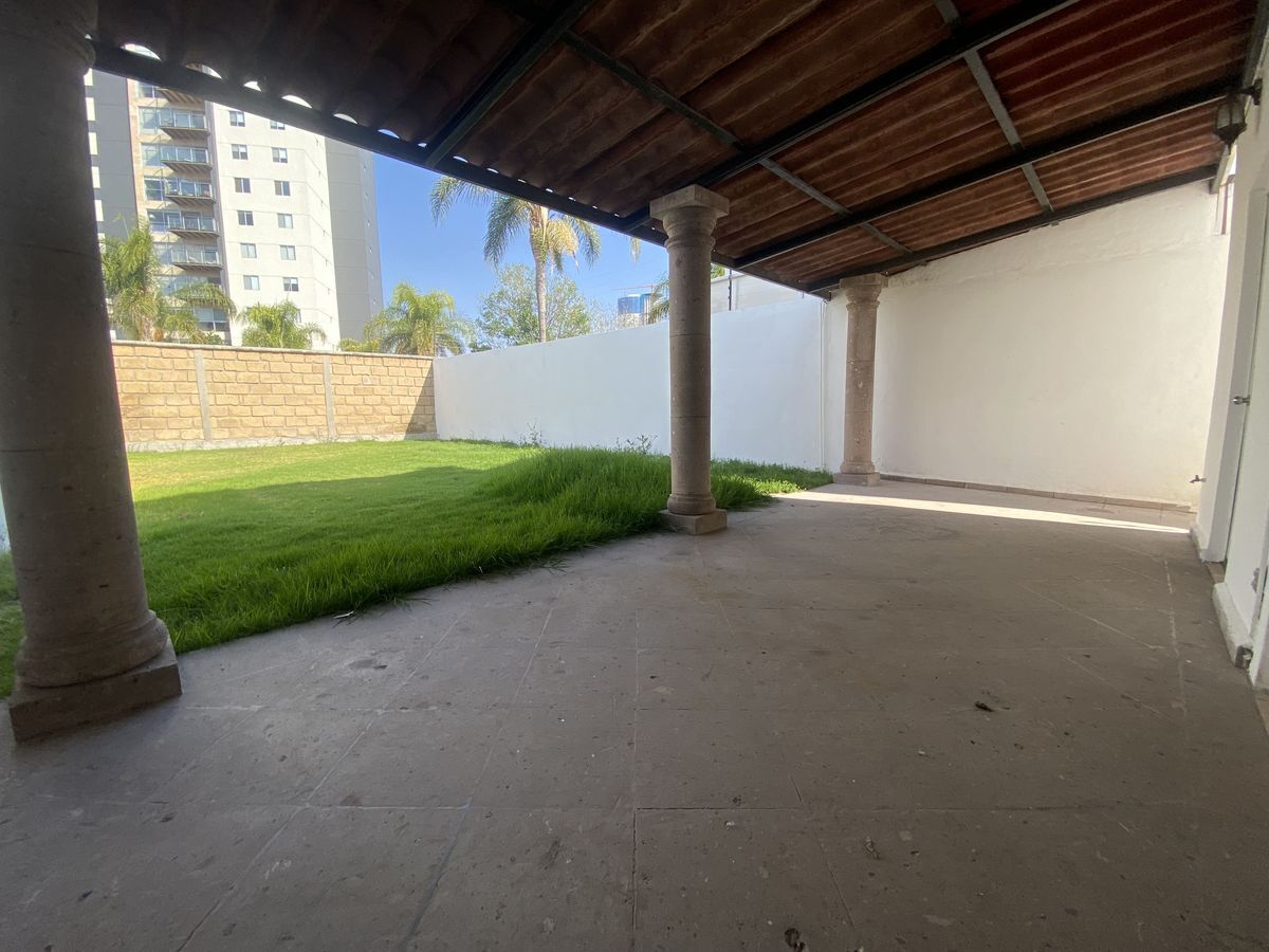 casa-en-esquina-y-terreno-excedente-ms-de-80m2-de-jardn-juriquilla-santa-fe7-29530