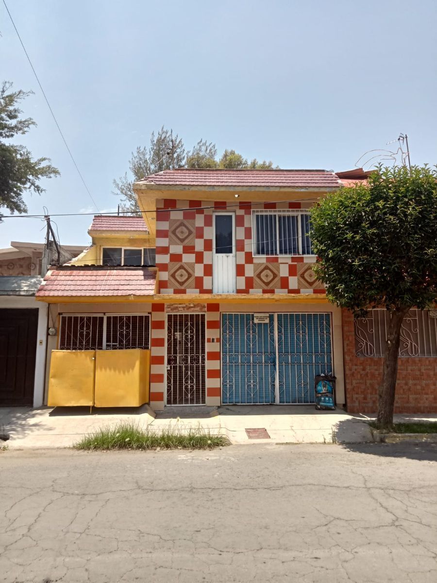 CASA EN JADINES DE MORELOS