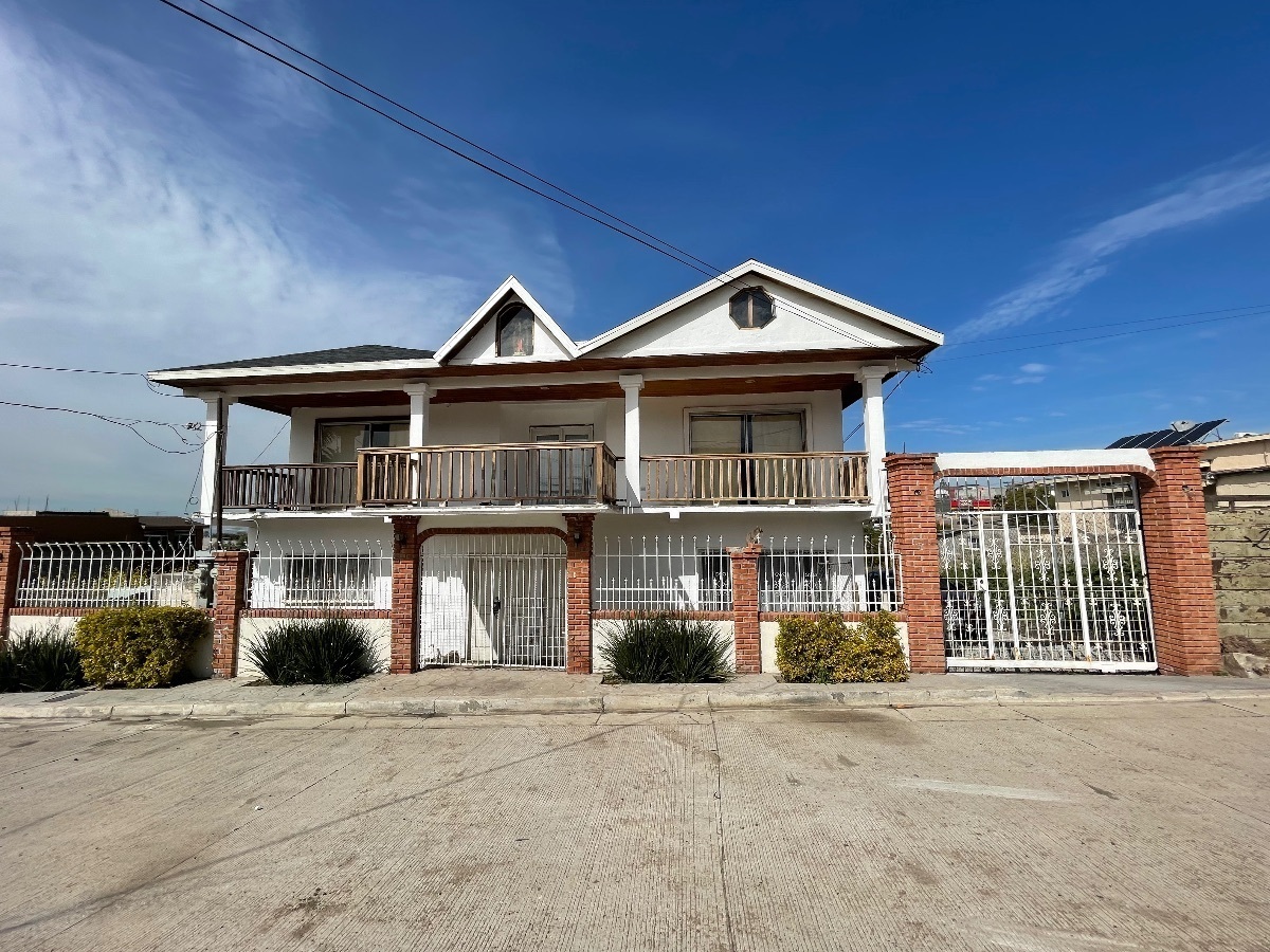 CASA EN RENTA AMPLIA AMUEBLADA. ROSARITO