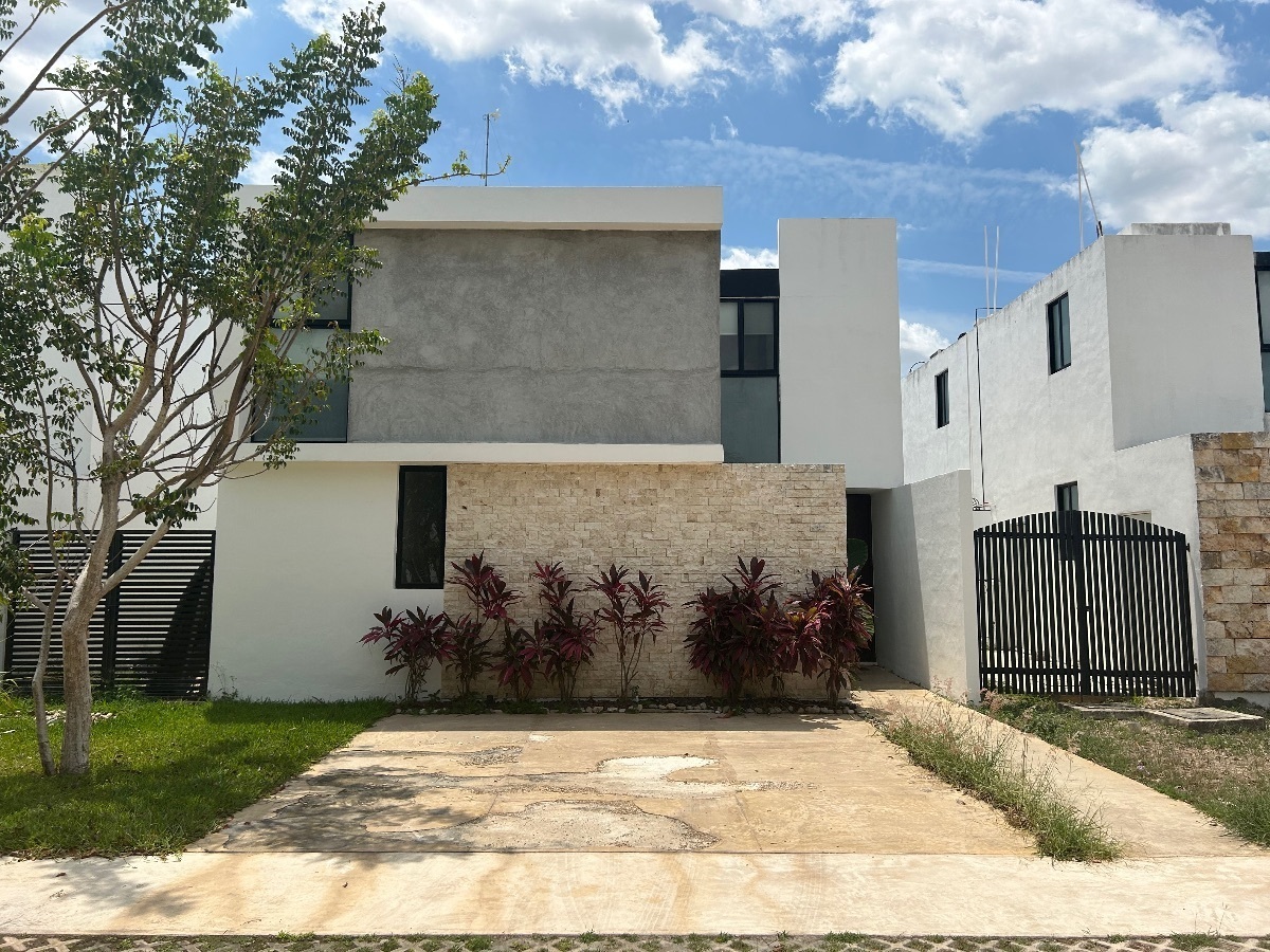 Casa en renta amueblada, 4 Habitaciones y alberca en Privada en Cholul Merida