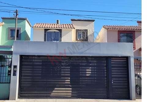 CASA EN RENTA AMUEBLADA EN EXCELENTE UBICACION HACIENDA DEL RIO