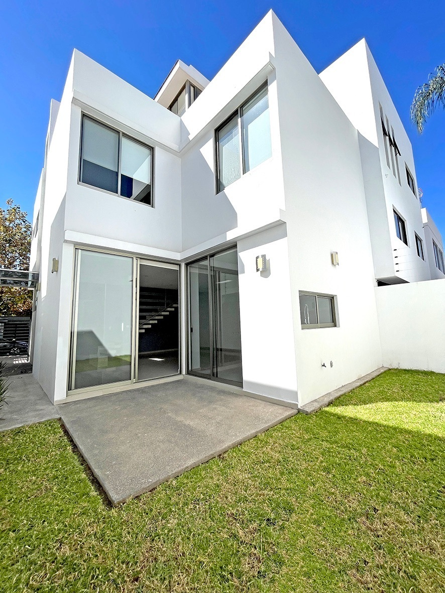 CASA EN RENTA EN BOSQUES VALLARTA