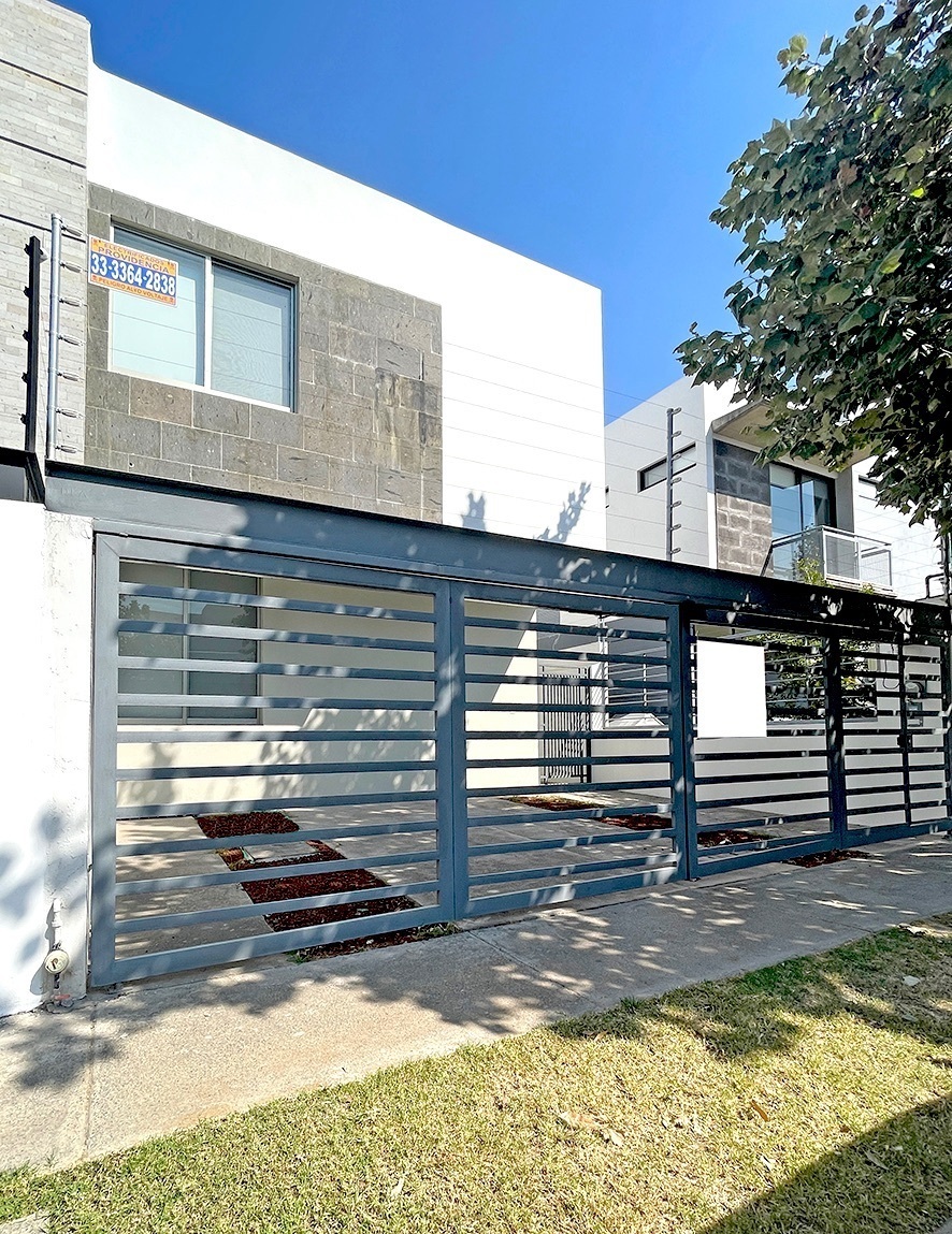 CASA EN RENTA EN BOSQUES VALLARTA