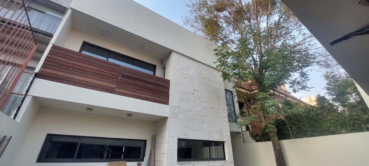 Casa en Renta en Fuente de Diana Tecamachalco, 390mts const, 3 rec, 3 bañ, 2 est