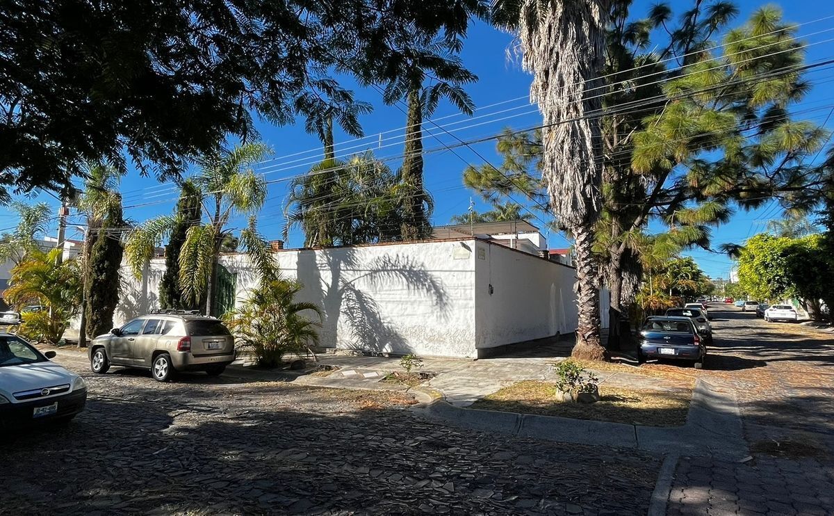 CASA EN RENTA PARA OFICINAS c/BODEGA