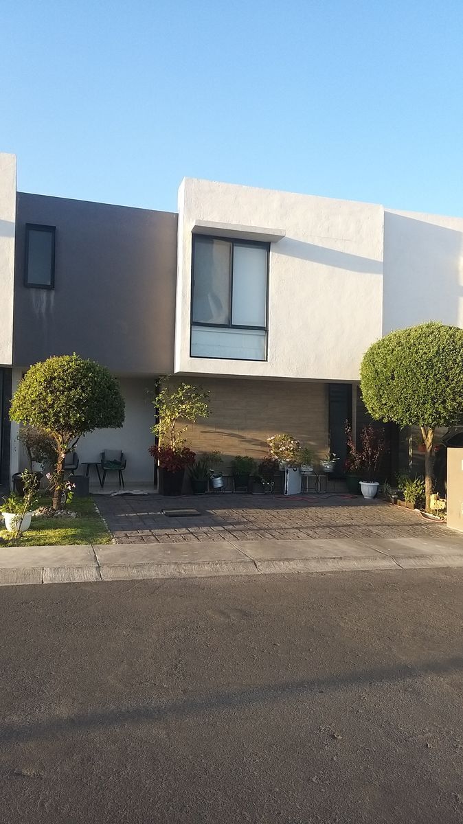 CASA EN VENTA 4 RECAMARAS EN FRACCIONAMIENTO REFUGIO, QUERETARO