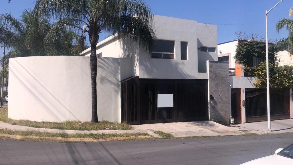 Casa en venta, Amplia con Jardin, Cumbres Elite