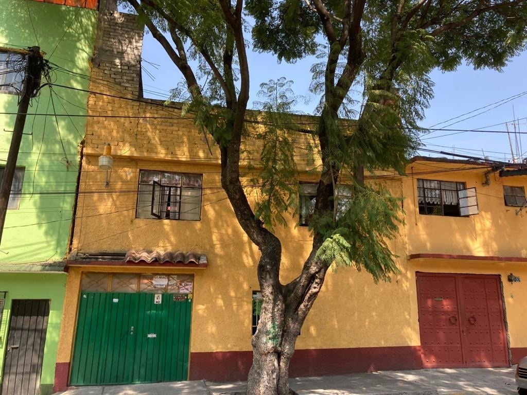 Casa en venta con 4 departamentos para vivir de sus rentas