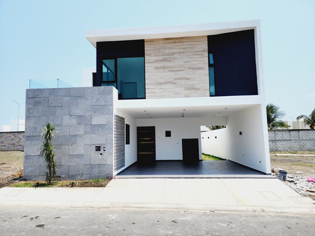 Casa en VENTA CON AMPLIO JARDIN fraccionamiento LOMAS DE LA RIOJA