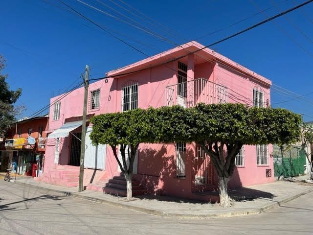 Casa en Venta con Locales Comerciales