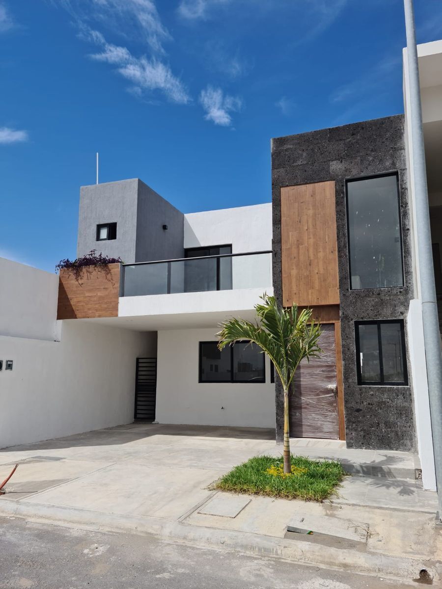 Casa en VENTA con recamara en planta baja y ALBERCA fracc LOMAS DE LA  RIOJA