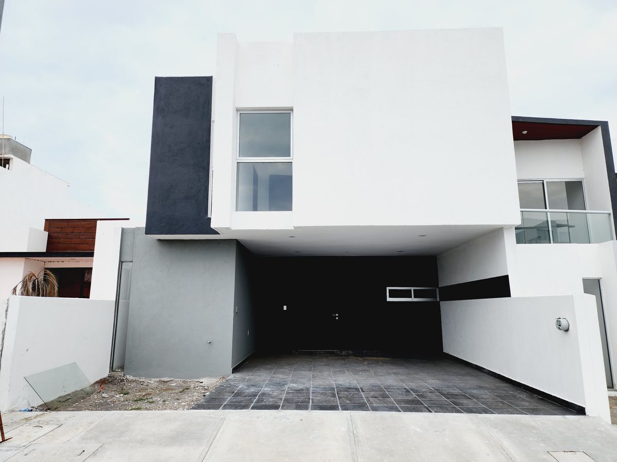 Casa en VENTA CON TERRAZA Y AMPLIO JARDIN fraccionamiento LOMAS DE LA RIOJA