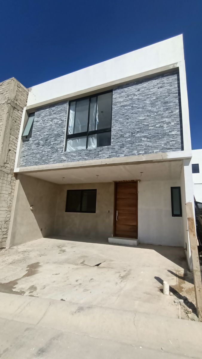 Casa en venta Coto Carrara en capital norte  Zapopan, con 3 niveles