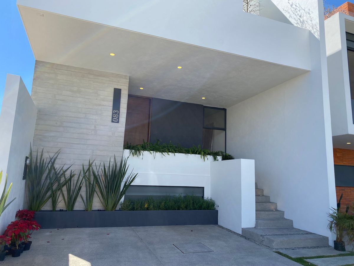 CASA EN VENTA DE 3 NIVELES CERCA DE GALERÍAS SANTA ANITA