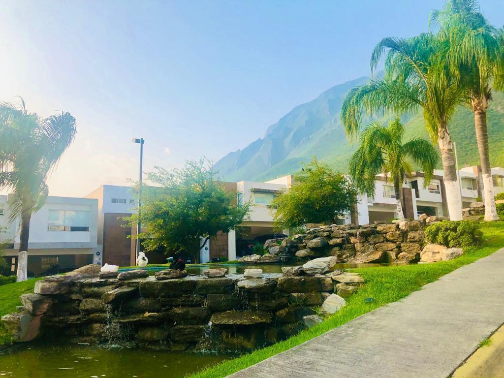 CASA EN VENTA EN CARRETERA NACIONAL, LOMAS DEL VERGEL, MONTERREY, EQUIPADA