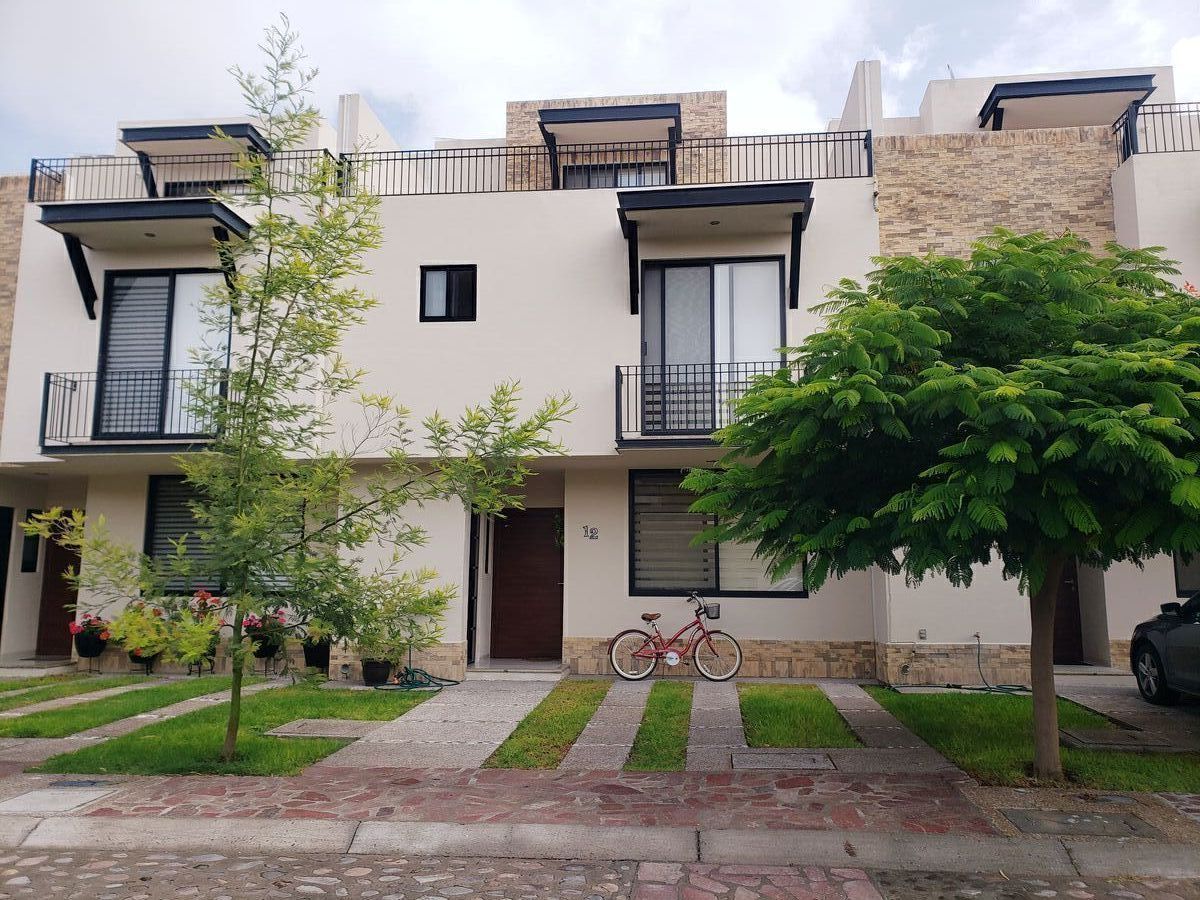 CASA EN VENTA EN CONDOMINIO CON ALBERCA, EN EL REFUGIO, QUERETARO