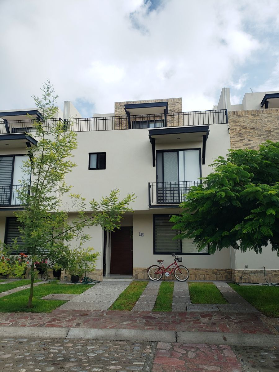 casa-en-venta-en-condominio-con-alberca-en-el-refugio-queretaro2-11775