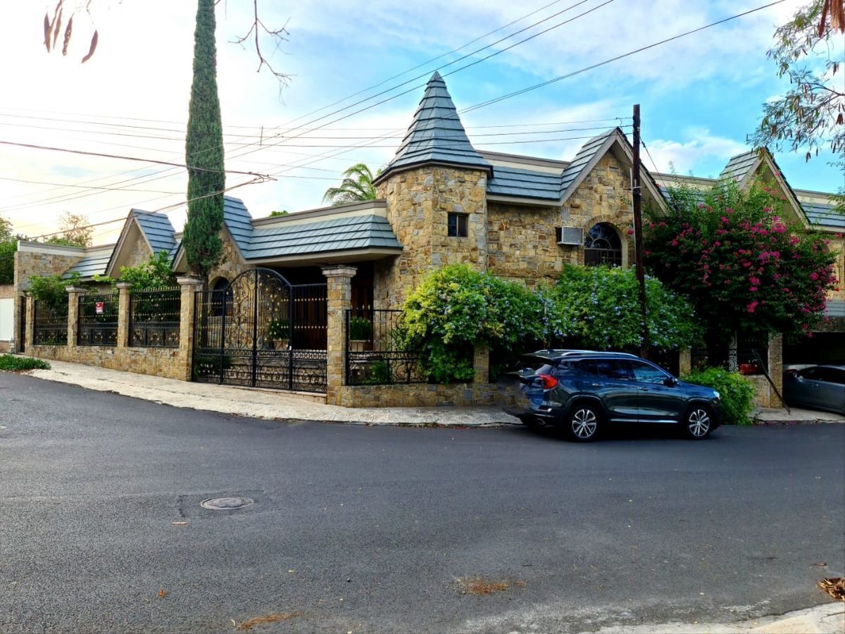 Casa en Venta en esquina con alberca Vista Hermosa Monterrey