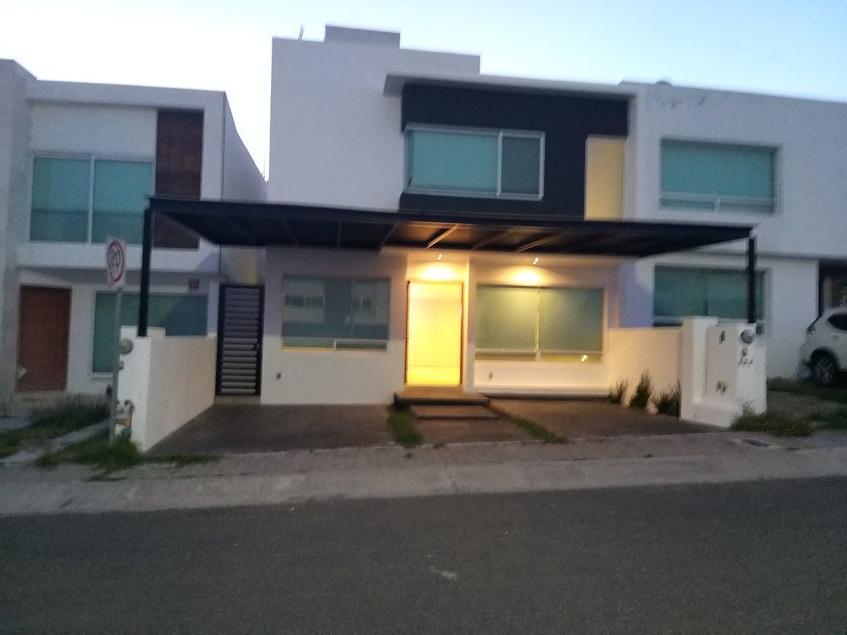 CASA EN VENTA EN FRACCIONAMIENTO REFUGIO, QUERÉTARO