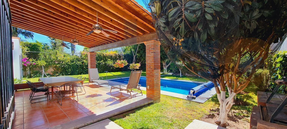 CASA EN VENTA EN JURICA, UN SOLO PISO